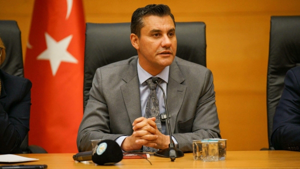 Ferdi Zeyrek'in tabutunun başında siyaset