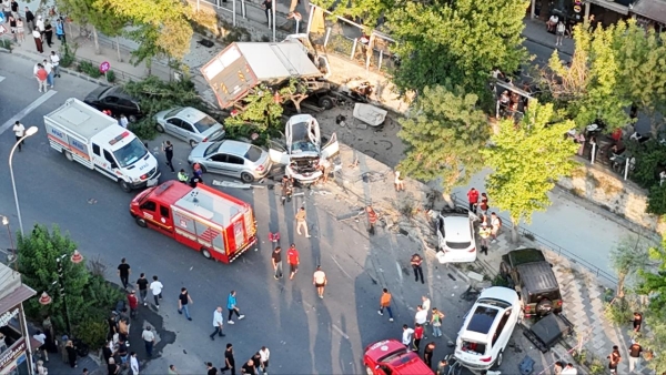 Freni boşalan kamyon 10 araca çarptı: 6 yaralı