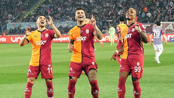 Lider Galatasaray, Trabzonspor'u iki golle geçti