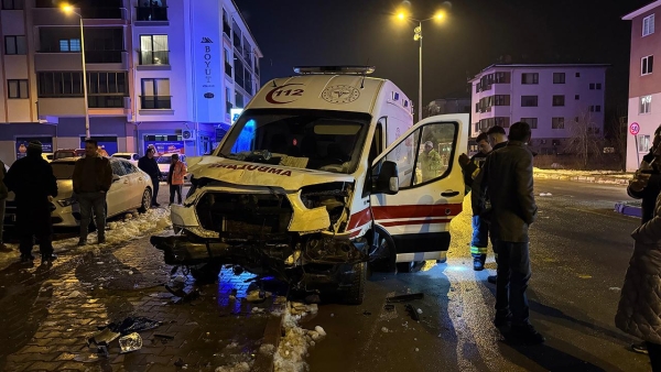 Hasta taşıyan ambulans ile otomobil çarpıştı: 7 yaralı