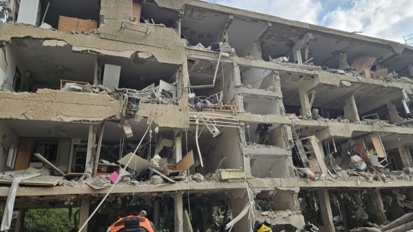 İran'ın vurduğu İsrail'de yıkım manzaraları
