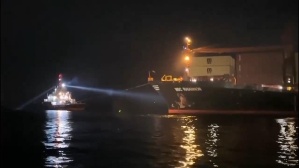 İstanbul'da karaya oturan konteyner gemisi kurtarıldı