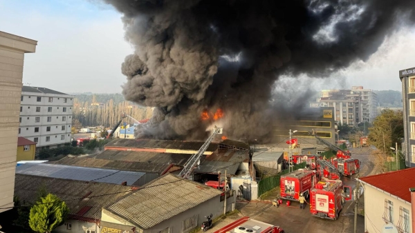 İstanbul'da lastik fabrikasında yangın