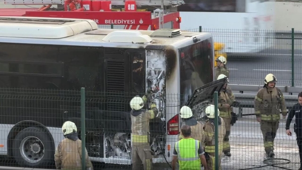 İstanbul'da metrobüs yangını