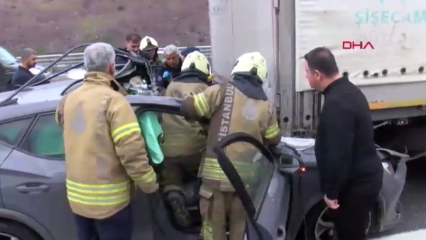 İstanbul'da otomobil tırın altına girdi