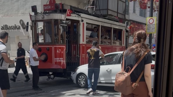 İstanbul İstiklal Caddesi'nde kadın sürücü tramvaya çarptı