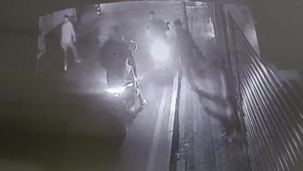 İstanbul Üsküdar'da yumruk atıp yere düşürdükleri kişiye ateş açtılar: 1 ölü