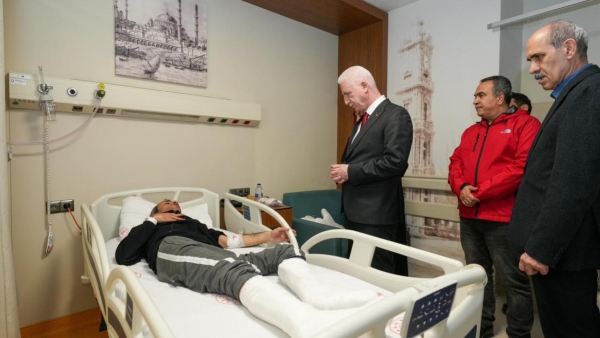 İstanbul Valisi Gül, depremde yaralananları ziyaret etti