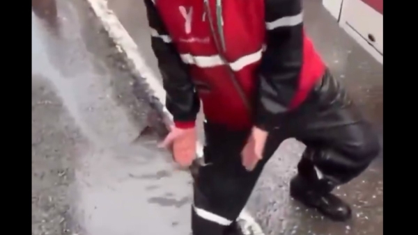 İzmir'de bir kurye belediyenin onarmadığı çukura düşerek yaralandı