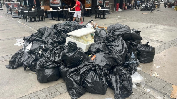 İzmir'de grev sürüyor: Çöp dağları oluştu