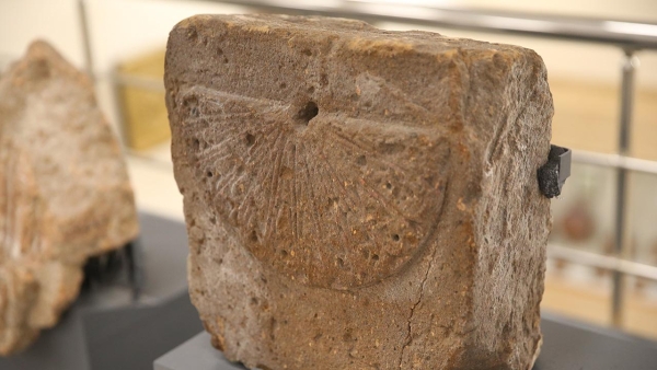 Kars'ta kazılarda bulunan yaklaşık 1000 yıllık güneş saati görücüye çıktı