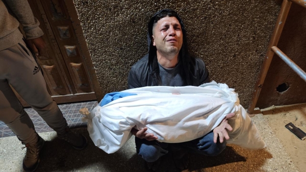 Katil İsrail Gazze'de 10 günde 322 çocuğu öldürdü