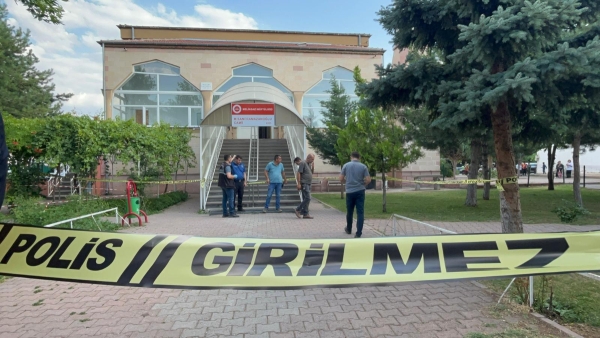 Kayseri'de husumetli komşusunu camide namaz kılarken bıçakladı