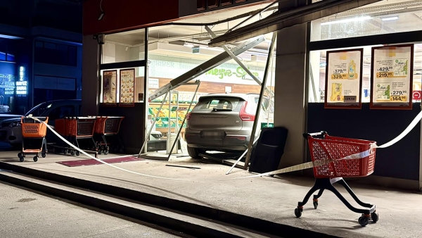 Kocaeli'de kontrolden çıkan araç markete daldı: 2 yaralı