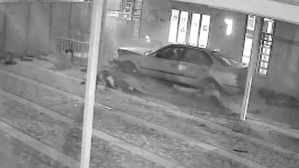 Kocaeli'de otomobilin camiye daldığı anların güvenlik kamerası ortaya çıktı