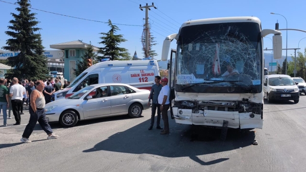 Kütahya'da işçi servisi LPG yüklü tankere çarptı: 35 yaralı
