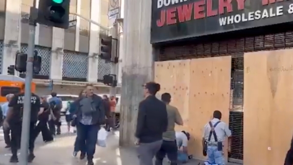 Los Angeles'ta esnaf yağmalara karşı önlem almaya çalışıyor