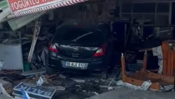Mersin'de otomobil lokantaya girdi: 5 kişi hastanelik oldu