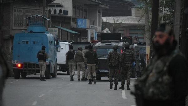 Pakistan güvenlik kaynakları: Hindistan'a ait 5 savaş uçağı düşürüldü