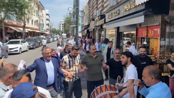 PKK kendisini feshetti: Diyarbakır'da halaylar çekildi