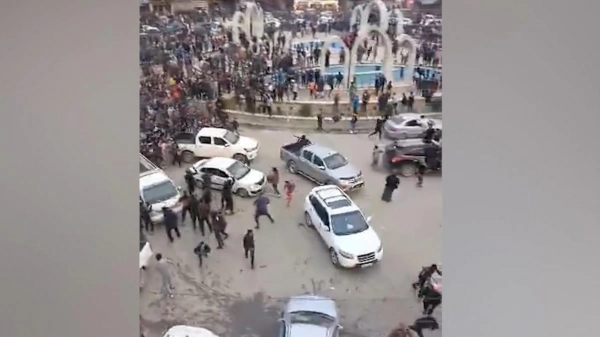 Rakkalılar teröristleri taşlayarak kovdu
