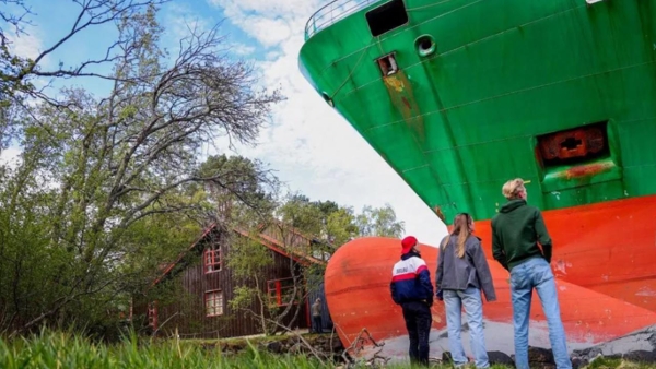 Sabah gözünü açtı, bahçesinde dev konteyner gemisi buldu