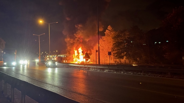 Samsun'da kimyasal madde yüklü tır 8 kilometre boyunca yandı