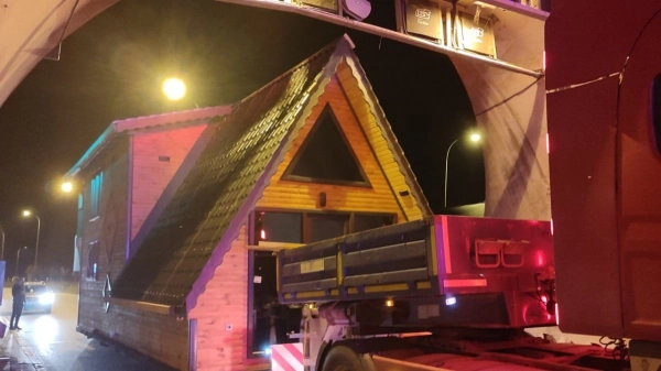 Sinop'ta bungalov ev taşıyan tır, tünel girişine takıldı