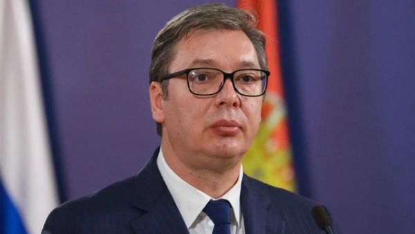 Sırbistan Cumhurbaşkanı Vucic'in makam aracının lastiği yerinden fırladı