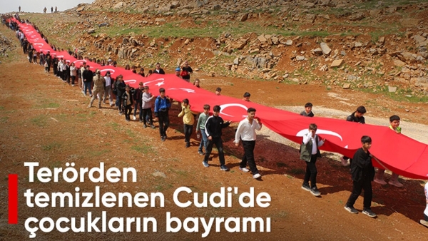 Şırnak'ta 105 çocuk, Cudi Dağı’nda 105 metrelik Türk bayrağıyla yürüdü