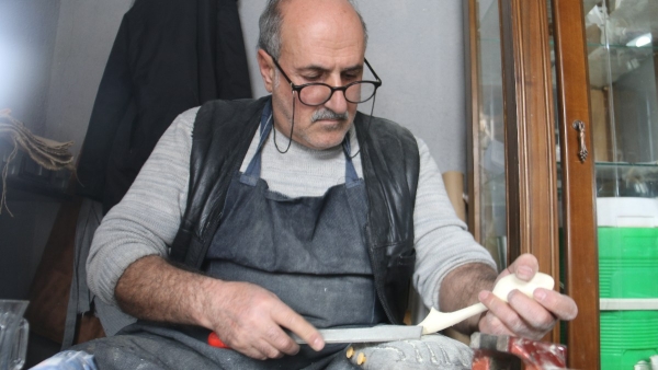 Sivas'ta 58 yaşında yeni meslek edindi: Arkadaşının çırağı oldu
