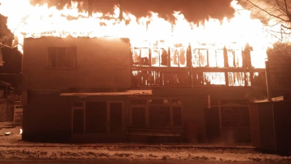 Sivas'ta çıkan yangında 2 katlı ahşap ev yandı