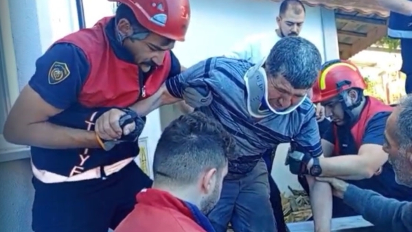 Sivas'ta kuyuya düşen adamın yardımına itfaiye yetişti: Duygusal anlar