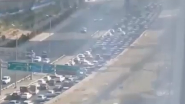 Tahran'da uzun araç kuyrukları