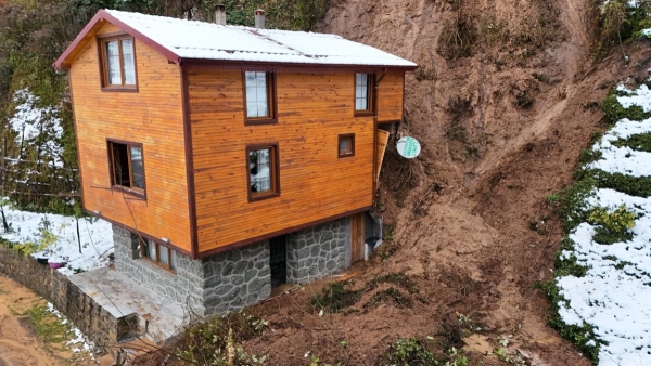 Trabzon'da heyelan: Evin girişi kapanınca pencereden çıkarıldılar