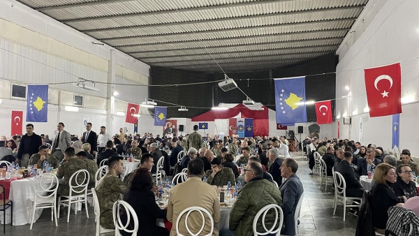 Türk askeri, Kosova’daki Sultan Murat Kışlası’nda iftar verdi