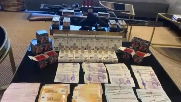 Yolsuzluk şüphelilerinin adreslerinde milyonlarca lira ele geçirildi