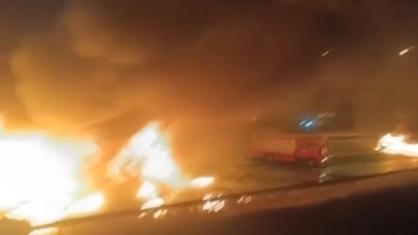 Zincirleme trafik kazasında tır alev topuna döndü