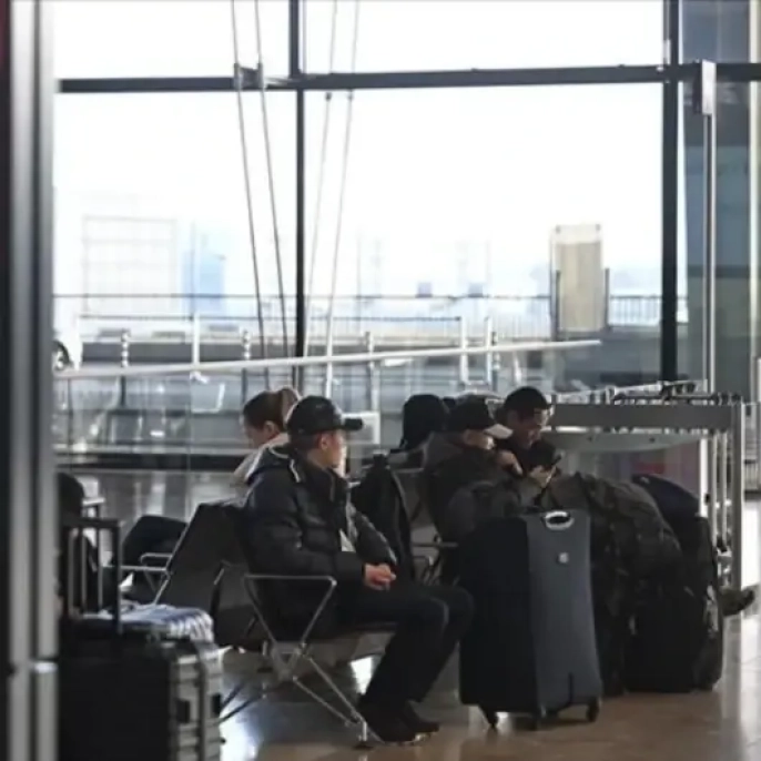 Frankfurt Havalimanı'nda kar paniği: 98 uçuş iptal edildi, aksamalar sürüyor