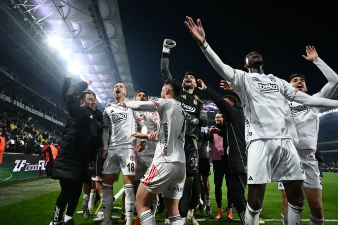 Futbolumuzda takas bombaları patlıyor: Fenerbahçe'den Beşiktaş'a sürpriz teklif, Galatasaray'ın dünya yıldızı hayali ve Trabzonspor'un genç yetenek atağı!