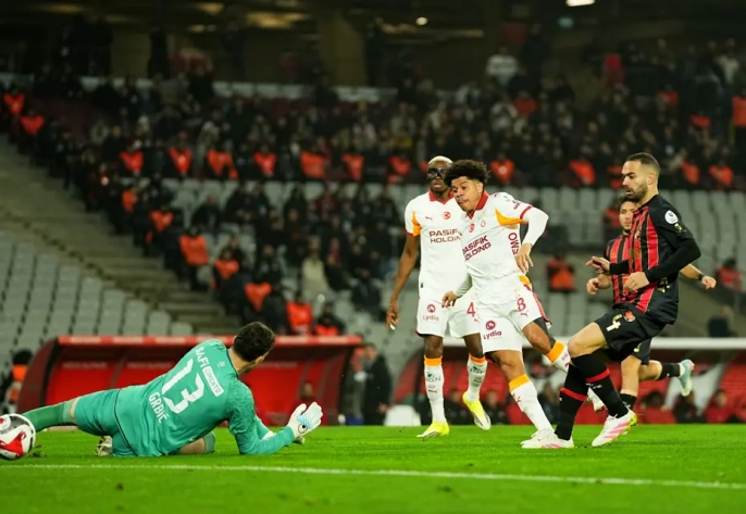 Galatasaray'ın Brezilyalı yıldızı Gabriel Sara, lig tarihine geçen rekorla tarihe geçti!