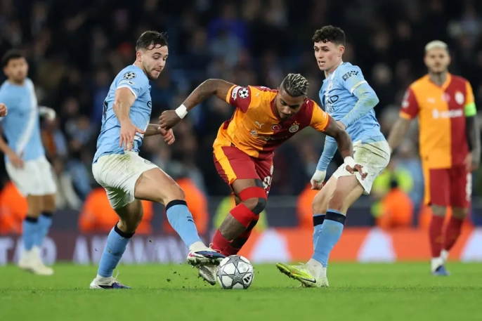 Galatasaray Şampiyonlar Ligi'nde play-off'a kaldı ama eleştiriler bitmedi