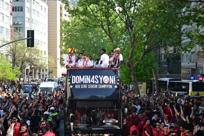 Galatasaray takım otobüsü RAMS Park'a ulaştı, coşku dorukta!