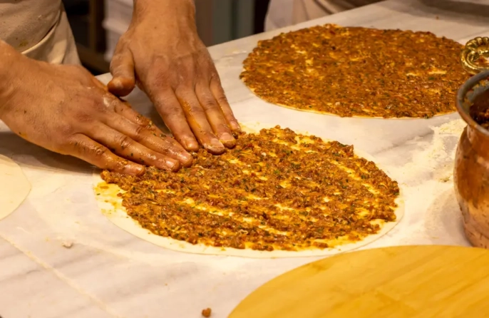 Gıda skandalı patlak verdi: Lahmacun harcından kanatlı eti çıktı, yasak boyalar kullanıldı!