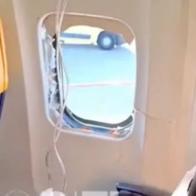 Gökyüzünde ölümle burun buruna: Motordan kopan parça camı patlattı, yolcu dışarı savruldu!