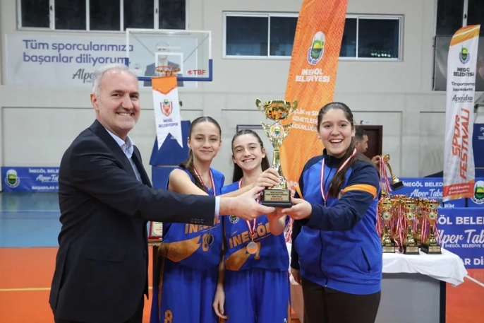 İnegöl'de 210 sporcu sokak basketbolunda yarıştı