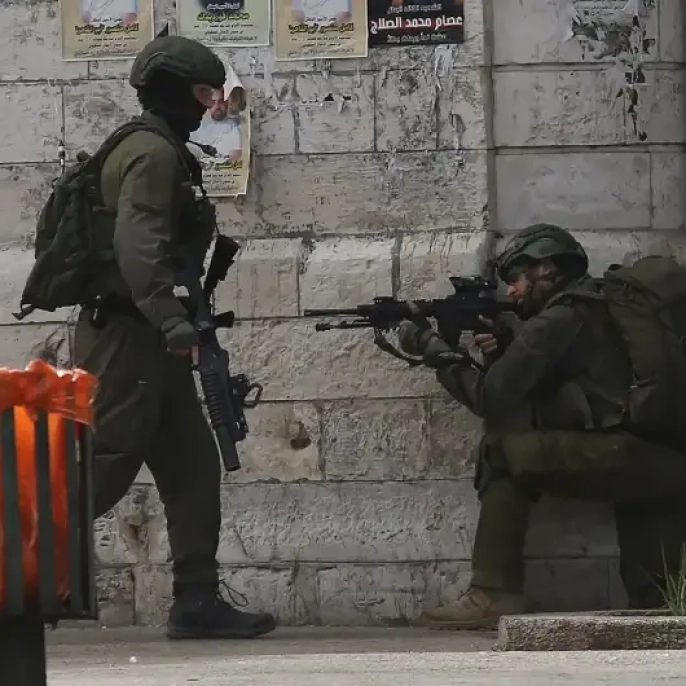 İşgalci İsrail, Batı Şeria'da dehşet saçtı: Aktivistler ve Filistinliler gözaltında, biber gazlı saldırı!