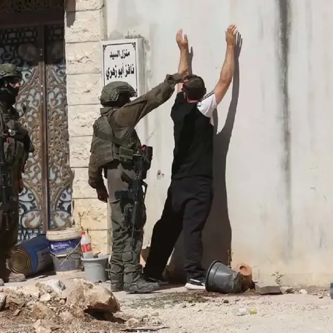 İşgalci İsrail, Batı Şeria ve Doğu Kudüs'te 40 Filistinliyi daha rehin aldı: Evler tarumar edildi