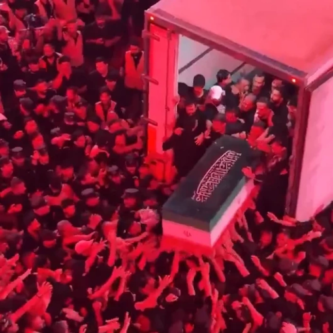 İzdihamın ortasında son yolculuk: Hamaney'in tabutuna dokunma yarışı