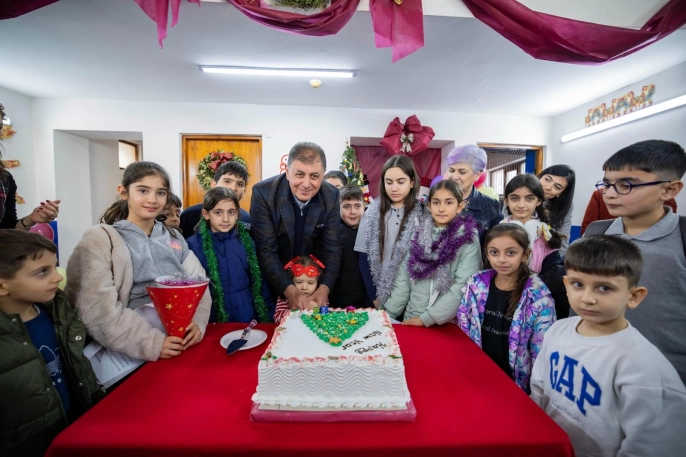 İzmir Basmane'de çocuklara yeni yıl neşesi: Başkan Tugay'dan umut dolu mesajlar
